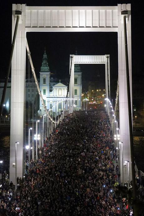 Húngaros salen a la calle a protestar contra el impuesto sobre Internet