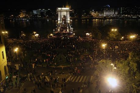 Húngaros salen a la calle a protestar contra el impuesto sobre Internet