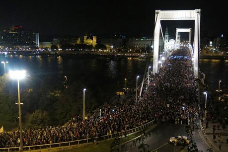 Húngaros salen a la calle a protestar contra el impuesto sobre Internet