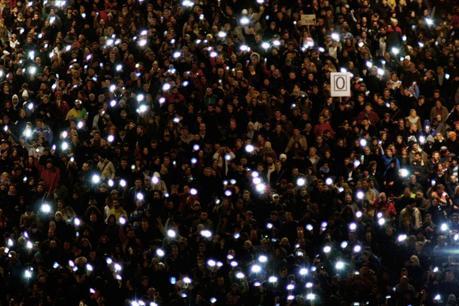 Húngaros salen a la calle a protestar contra el impuesto sobre Internet