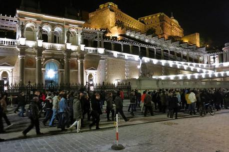 Húngaros salen a la calle a protestar contra el impuesto sobre Internet