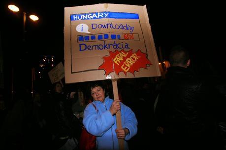 Húngaros salen a la calle a protestar contra el impuesto sobre Internet