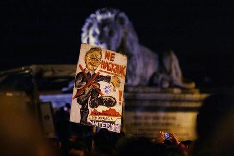 Húngaros salen a la calle a protestar contra el impuesto sobre Internet