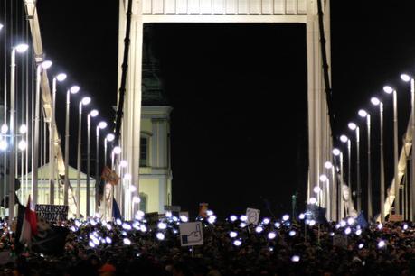Húngaros salen a la calle a protestar contra el impuesto sobre Internet