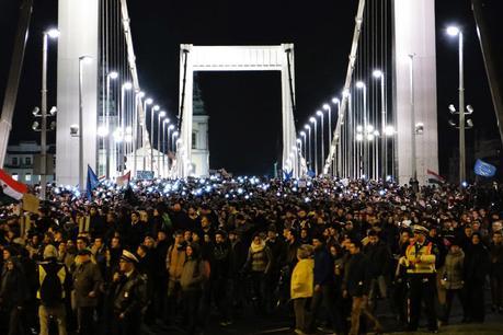 Húngaros salen a la calle a protestar contra el impuesto sobre Internet