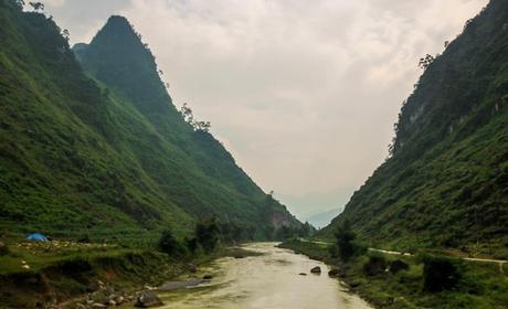 La carretera va siguiendo el río - QL34 road