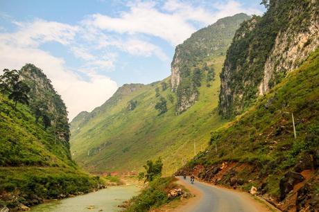 Motos, carretera y paisajes arcillosos