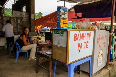 Desayunando un sabroso bocata de paté bien barato! Ha Giang