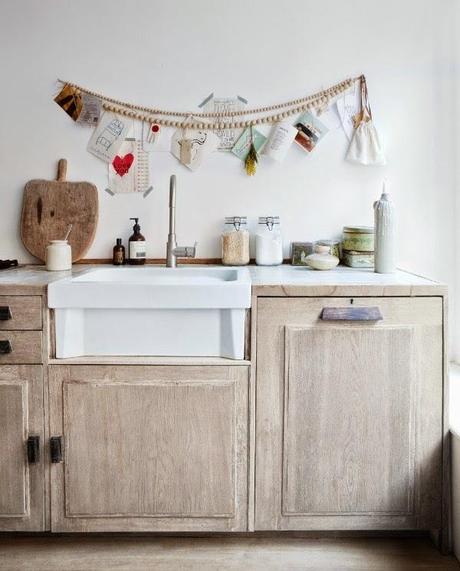 Decorar con una guirnalda de bolas de madera