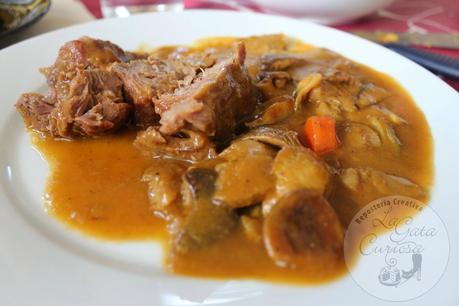 CARRILLERAS EN SALSA CON SETAS DE CARDO Y BOLETUS