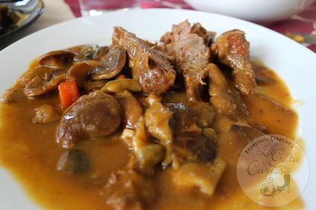 CARRILLERAS EN SALSA CON SETAS DE CARDO Y BOLETUS