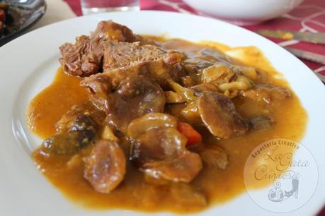 CARRILLERAS EN SALSA CON SETAS DE CARDO Y BOLETUS