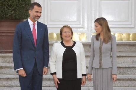 Dña. Letizia, de Felipe Varela, con la Presidenta de Chile Michelle Bachelet