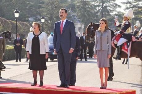 Dña. Letizia, de Felipe Varela, con la Presidenta de Chile Michelle Bachelet