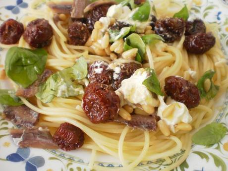 ESPAGHETTIS CON TOMATES CHERRY CONFITADOS, ANCHOAS, PIÑONES Y ALBAHACA