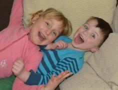 Eso que esperan nuestros hijos cuando nos dan un regalo girl-278504_1280