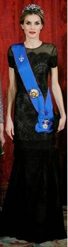 Dña. Letizia deslumbra de Carolina Herrera, en la cena con Michelle Bachelet Dña. Letizia deslumbra de Carolina Herrera, en la cena con Michelle Bachelet