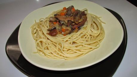 Espaguetis con setas variadas al jerez