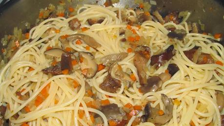 Espaguetis con setas variadas al jerez