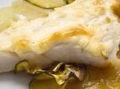 Merluza gratinada sobre lecho verduras fruta