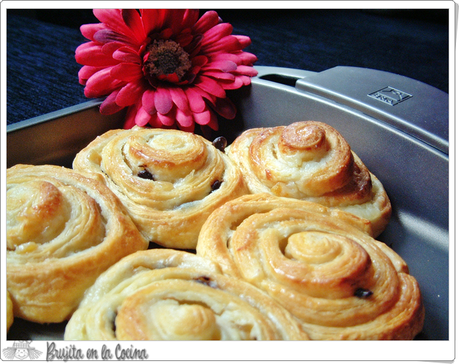 Caracolas de crema a la naranja y cardamomo