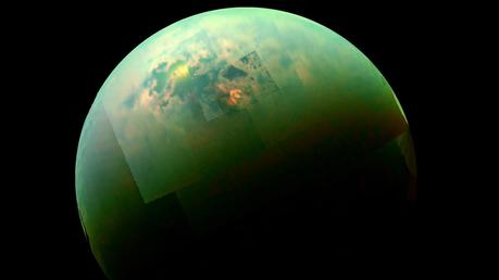 El sol reflejado en los lagos de Titán