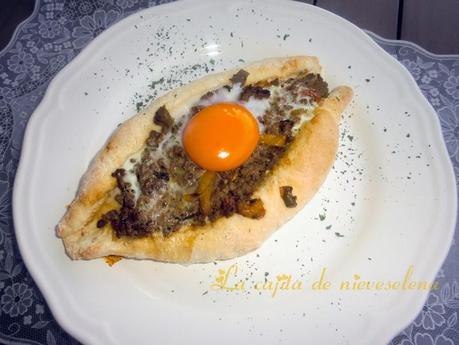 Pide turco de carne y pimientos
