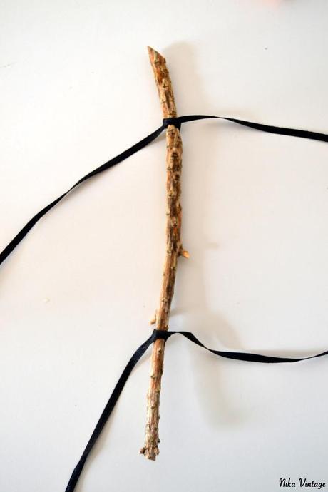 halloween, diy, hazlo tu mismo, dia de todos los santos, porta fotos, porta carteles, palo, pinza, folletos de mano, peliculas, programa de cine, decoracion hallowen, diy decorativo