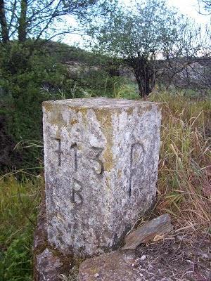 Fuente: http://historiasdaraia.blogspot.com.es/2008/12/curiosidades-da-raia-marcoel-marco.html Hito 713B al pie del puente