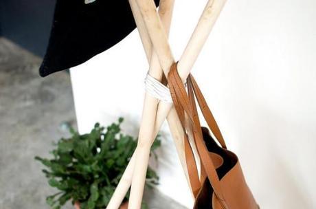 DIY Perchero con palos de madera y cuero estilo nórdico escandinavo diy nórdico minimalista diy deco DIY Perchero con palos de madera y cuero decoración hazlo tu mismo perchero bricolaje perchero madera blog estilo nórdico blog decoración interiores diy