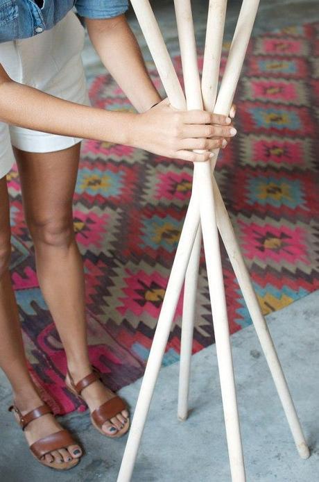 DIY Perchero con palos de madera y cuero estilo nórdico escandinavo diy nórdico minimalista diy deco DIY Perchero con palos de madera y cuero decoración hazlo tu mismo perchero bricolaje perchero madera blog estilo nórdico blog decoración interiores diy