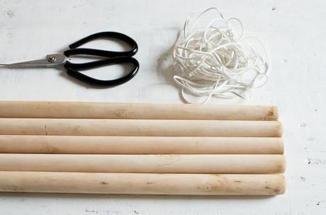 DIY Perchero con palos de madera y cuero estilo nórdico escandinavo diy nórdico minimalista diy deco DIY Perchero con palos de madera y cuero decoración hazlo tu mismo perchero bricolaje perchero madera blog estilo nórdico blog decoración interiores diy