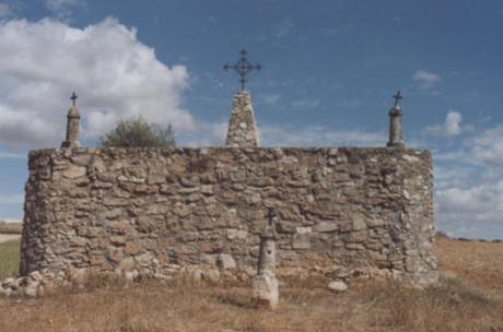 Los falos de piedra del cerro de la Hontanilla, Los Hinojosos