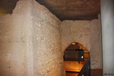 Muralla islámica bajo la plaza del Tossal en Valencia.