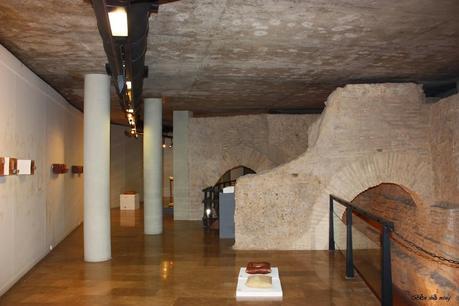Muralla islámica bajo la plaza del Tossal en Valencia.