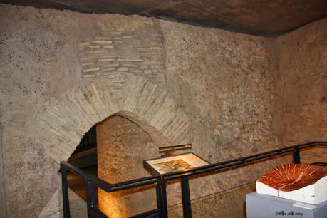Muralla islámica bajo la plaza del Tossal en Valencia.