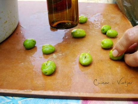 Receta casera de aceitunas (con sosa, partidas, negras enteras)