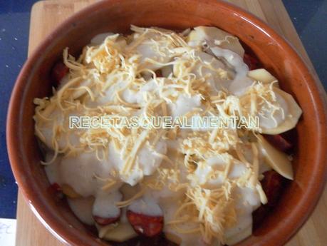PATATAS AL HORNO CON CHORIZO Y BECHAMEL