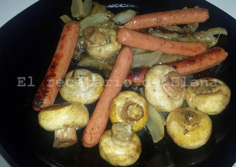 Salchichas Frankfrurt con cebolla y champiñones