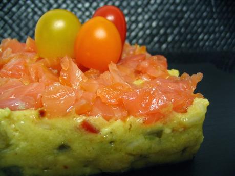 SALMÓN AHUMADO CON GUACAMOLE
