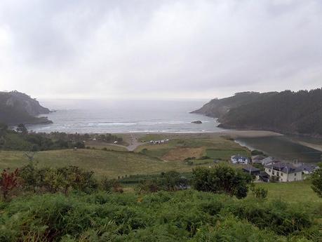 De Playa de Cueva a Puerto de Vega, otro precioso tramo por el Camino de la Costa.