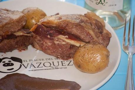 PRESA IBERICA RELLENA DE JAMÓN Y QUESO, CON SALSA DE MORCILLA Y PIÑONES