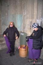 BEA Y SANY PONIENDOSE EL ATUENDO PARA ENTRAR EN LA CATEDRAL DE SVETITSKHOVELI