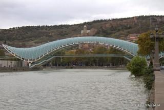 PUENTE MODERNO SOBRE EL RÍO MTKAVARI EN TBILISI