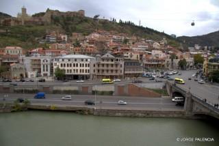 VISTAS DE LA PARTE ANTIGUA DE TBILISI DESDE LA IGLESIA DE METEKHI