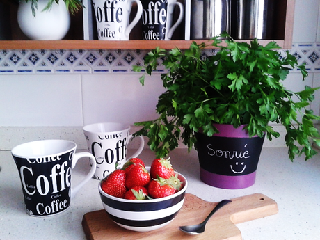 UNA COCINA CON PINCELADA EN MORADO + DIY MACETA CON PIZARRA