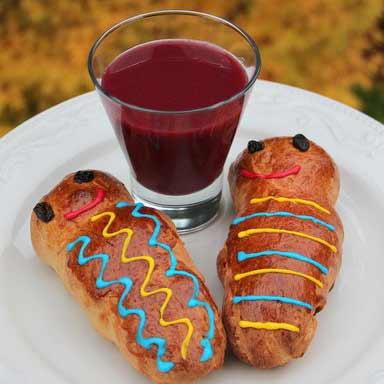 imagen de vaso de colada morada junto a guaguas de pan