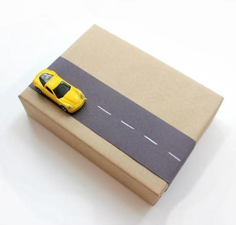 Envoltorio de regalo infantil con papel kraft y coche de juguete