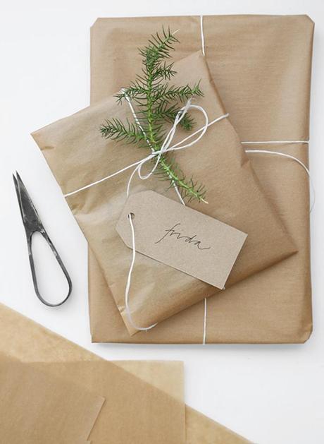 Envoltorio de regalo sencillo de papel kraft cordel y romero