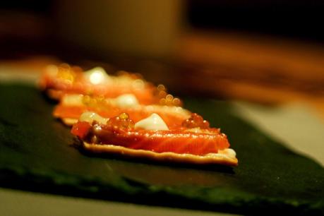 SALMÓN MARINADO CON YUZU Y WASABI